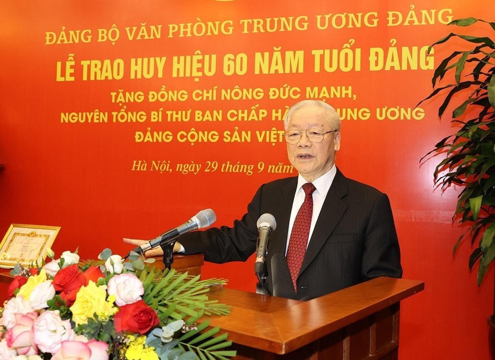 Tổng Bí thư Nguyễn Phú Trọng phát biểu chúc mừng nguyên Tổng Bí thư Nông Đức Mạnh. (Ảnh: Trí Dũng/TTXVN).
