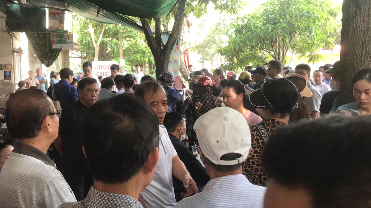 Bạn bè, hàng xóm, người thân đón bà Lê Thị Dung trong sáng ngày 28/6.
