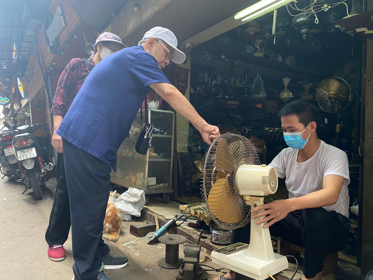 Một vị khách xưa quay lại “khám bệnh” cho chiếc quạt cũ của mình.
