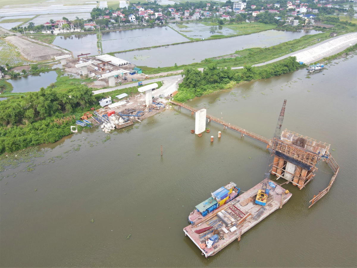 Để dự án triển khai đúng tiến độ, Bộ GTVT vừa có đề nghị UBND tỉnh Ninh Bình hỗ trợ và quyết liệt chỉ đạo các cấp, ngành, địa phương bàn giao toàn bộ mặt bằng thi công công trình để nhà thầu triển khai thi công dự án.