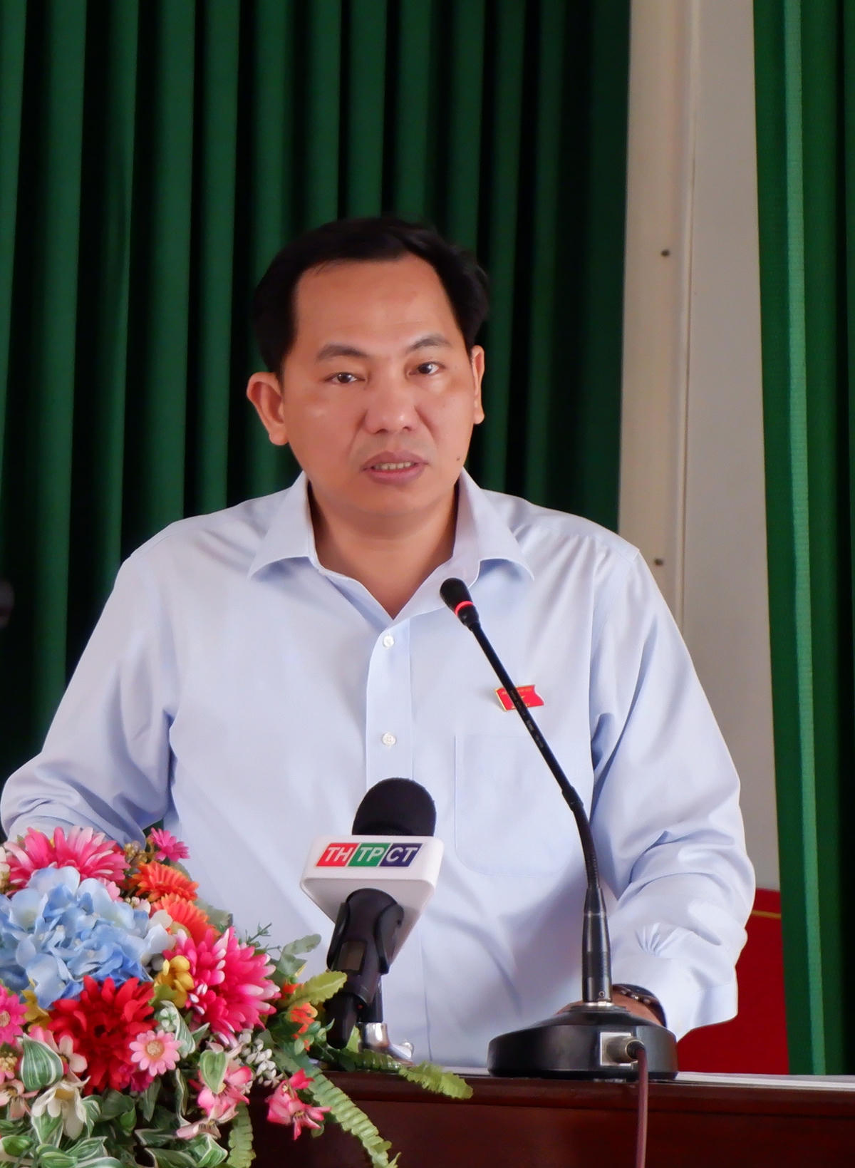 Ông Lê Quang Mạnh, Ủy viên Trung ương Đảng, Bí thư Thành ủy, Trưởng đoàn ĐBQH TP Cần Thơ tiếp thu ý kiến của cử tri.