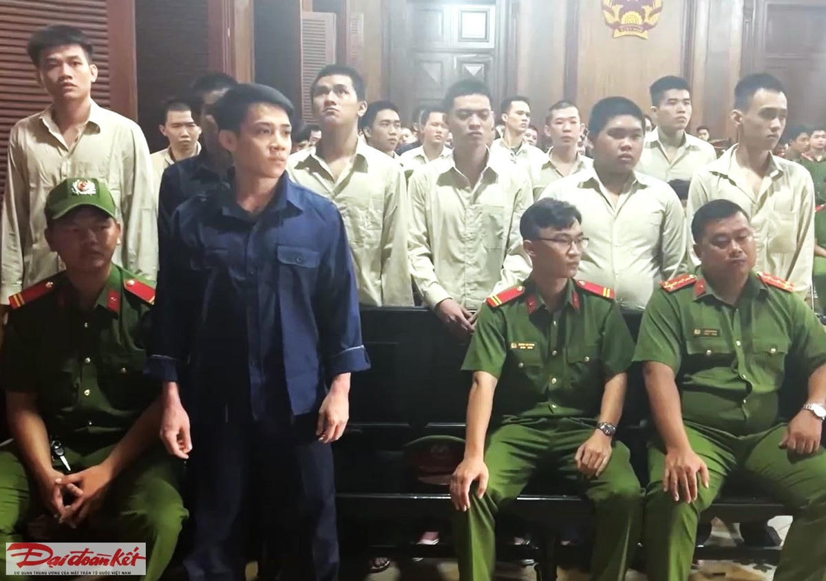 Các bị cáo tại tòa sơ thẩm. 