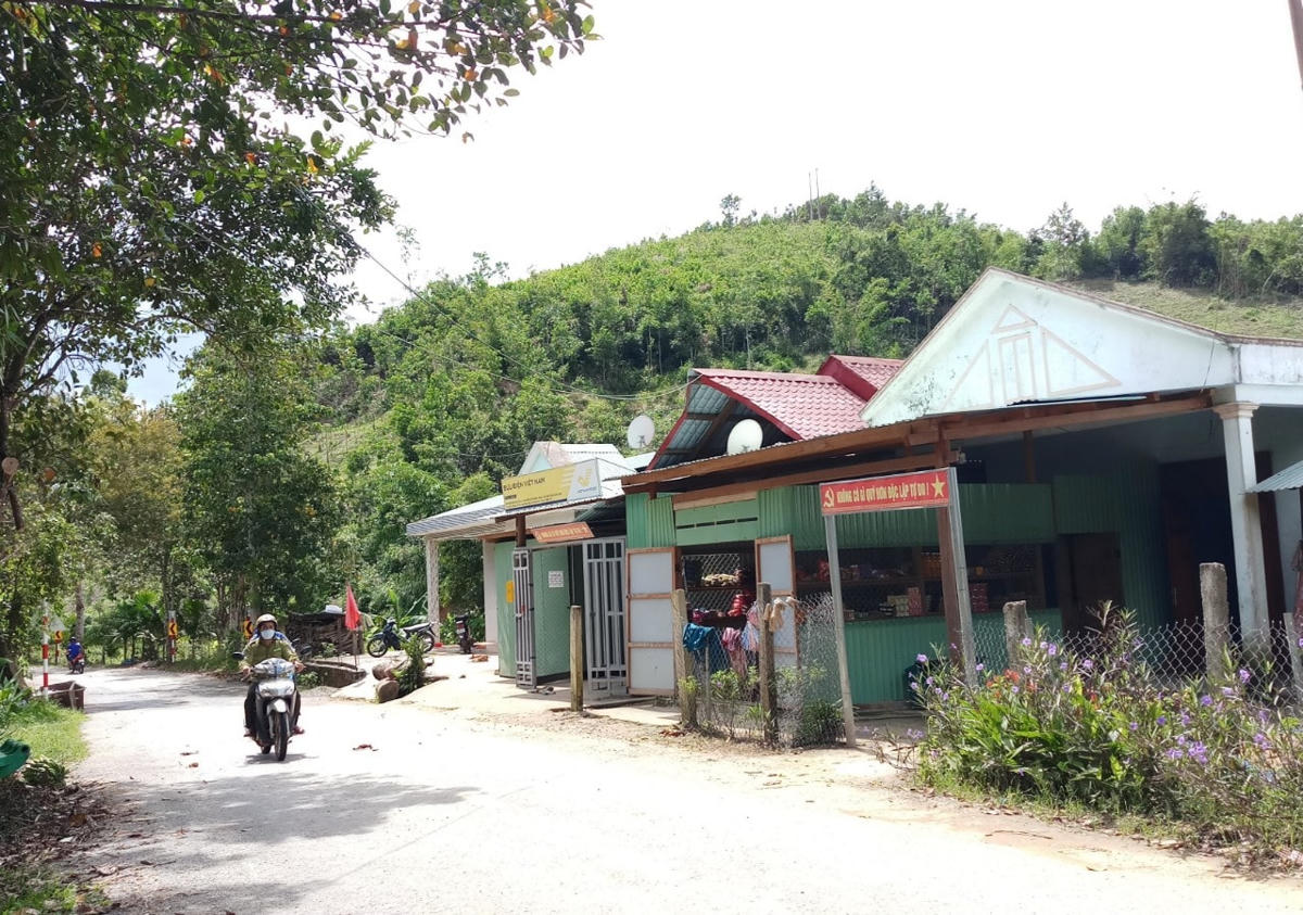 Một góc đường làng và nhà dân ở huyện Đông Giang.