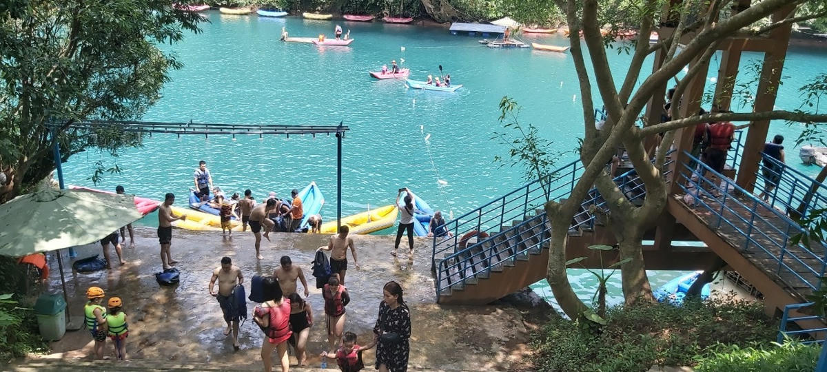 Du khách thích thú với các trò chơi ở Sông Chày-Hang Tối VQG PN-KB.