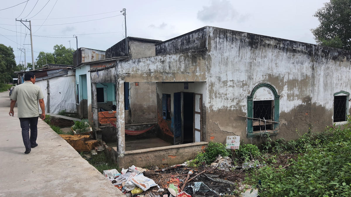 Nhiều người phải bỏ nhà đi nơi khác sinh sống vì sạt lở bờ sông ngày càng nghiêm trọng.