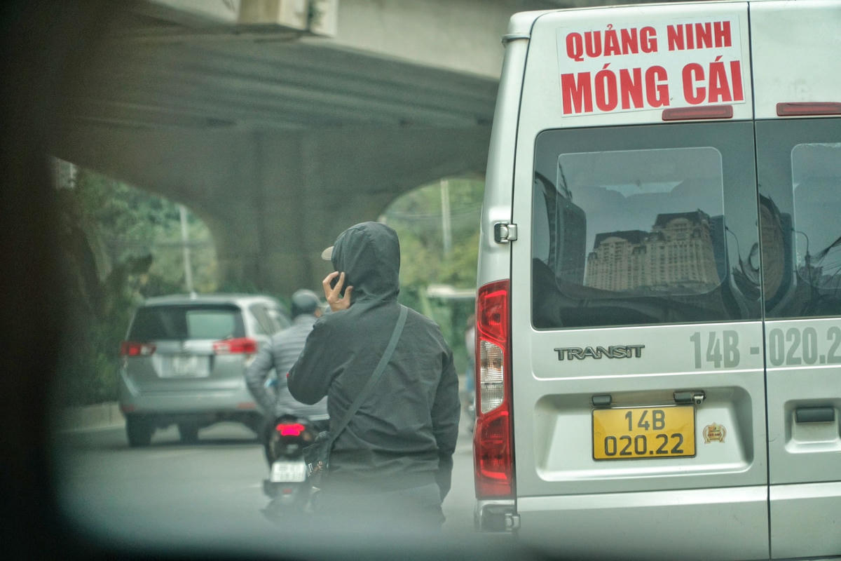 Hà Nội: CSGT hóa trang xử lý xe khách chạy 'rùa bò'