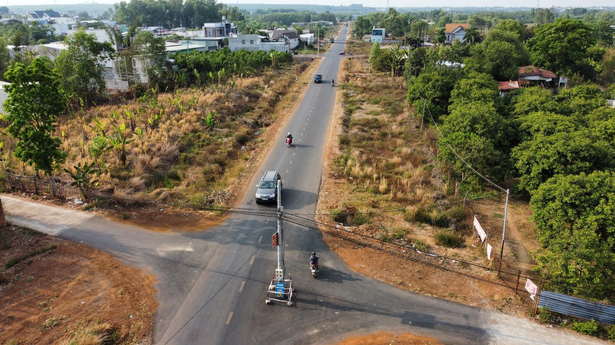 Trụ điện nằm giữa đường "Trơ gan với Tuế nguyệt". Ảnh: Mạnh Thìn.