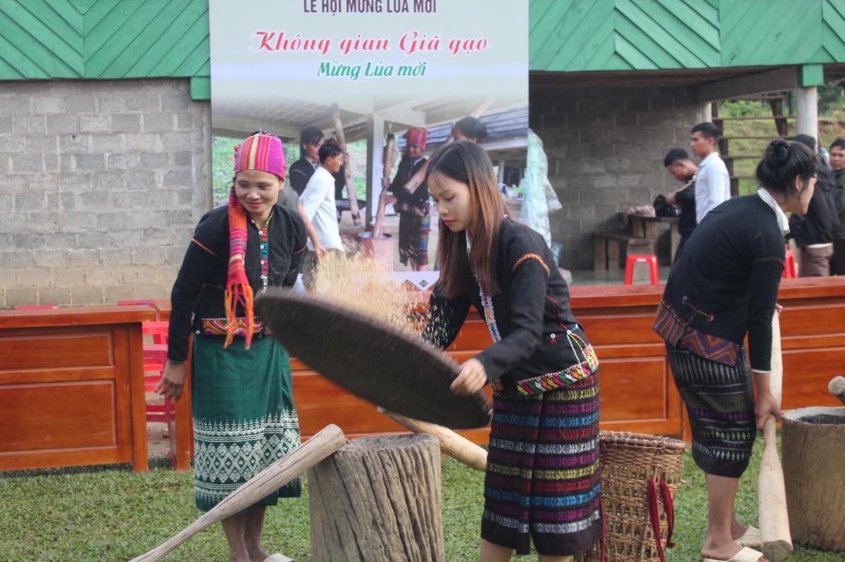 Lễ hội Mừng Lúa mới của đồng bào dân tộc Vân Kiều tại thôn Chênh Vênh (xã Hướng Phùng) được phục dựng. Ảnh: PVH&TT.