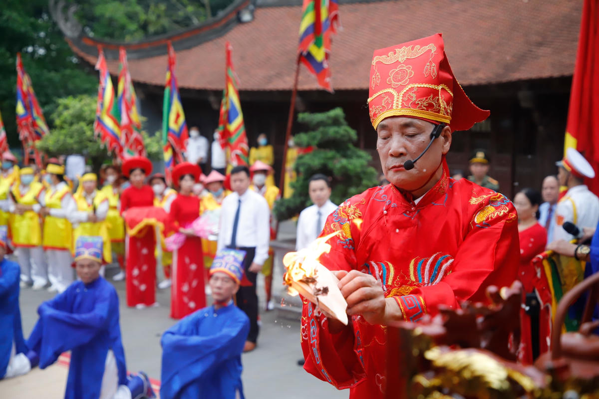 Chủ tế thực hiện nghi thức lễ.
