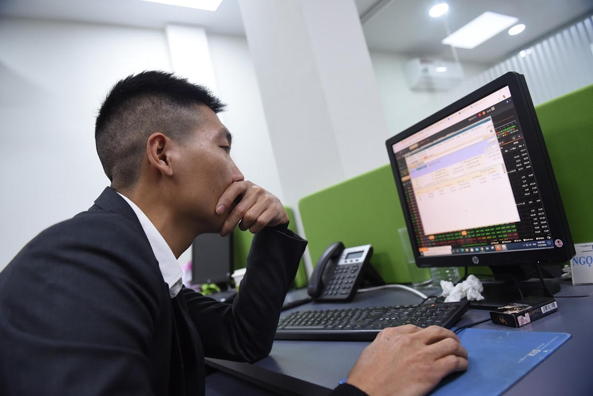 Dự báo từ tháng 6/2023 trở đi, thị trường cổ phiếu sẽ tích cực hơn. Ảnh: Quang Vinh.