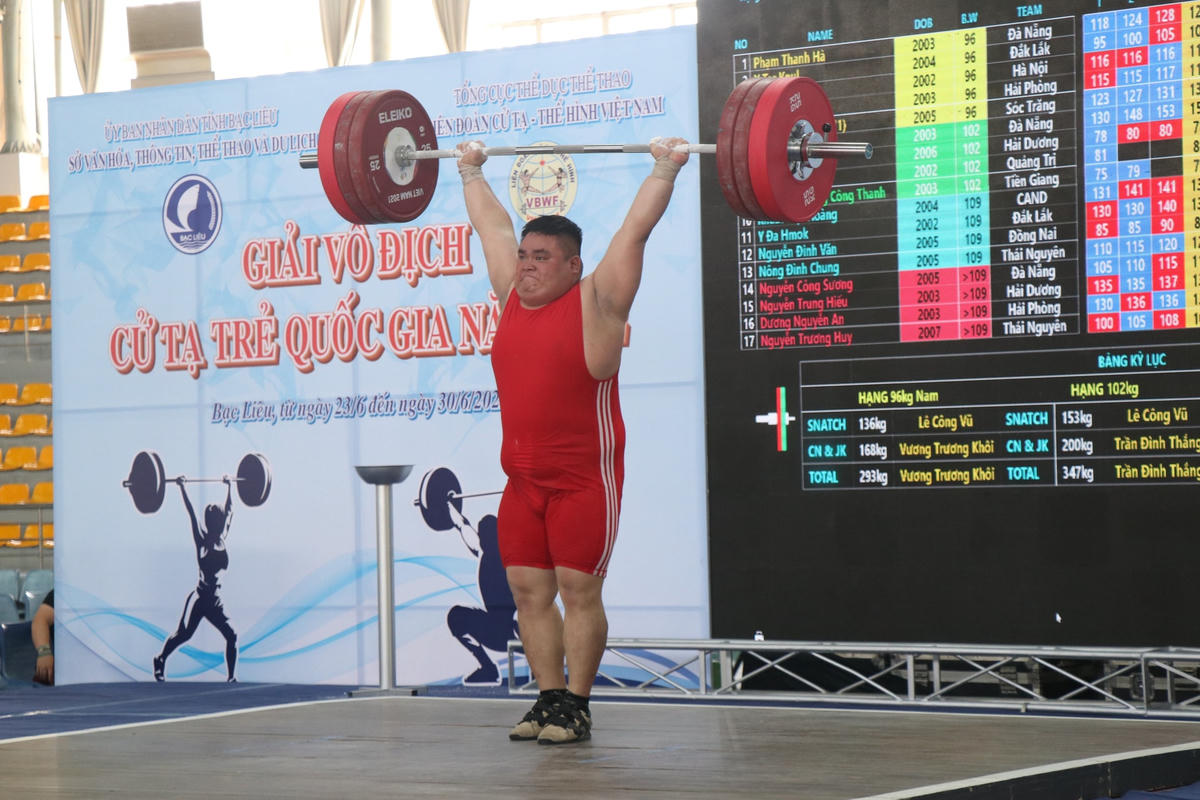 Các vận động viên tham gia tranh tài tại Giải vô địch Cử tạ trẻ quốc gia năm 2022.