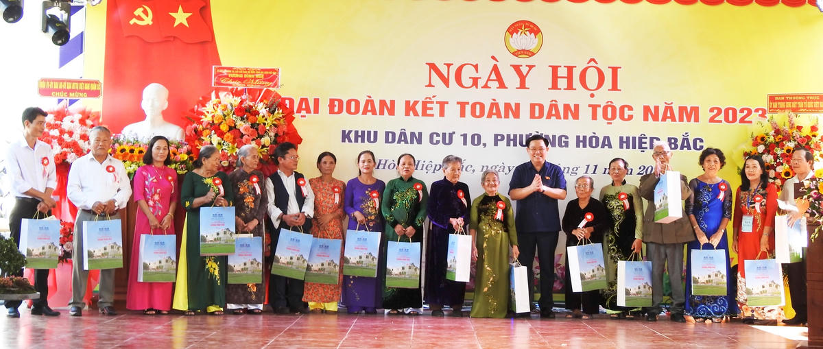 Chủ tịch Quốc hội Vương Đình Huệ tặng quà các hộ gia đình chính sách, người có công. Ảnh: Thanh Tùng.