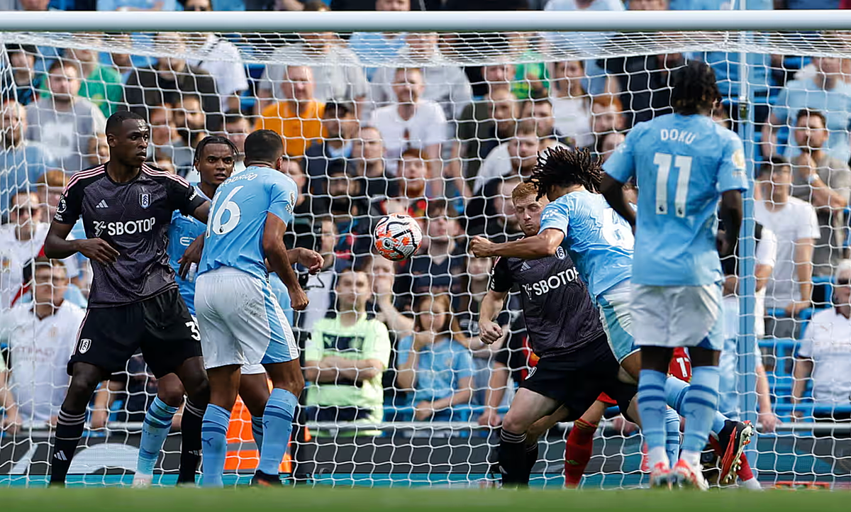 Fulham phản đối bàn nâng tỷ số lên 2-1 của Man City vì cho rằng Akanji đã can thiệp vào pha bóng trong thế việt vị. Ảnh: Reuters