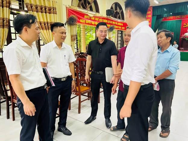 Bí thư Đảng uỷ xã Tam Hưng Bùi Văn Sáng, Chủ tịch UBND xã Bùi Đình Thái trao đổi với cán bộ, đảng viên thôn Song Khê. Ảnh: A.N.