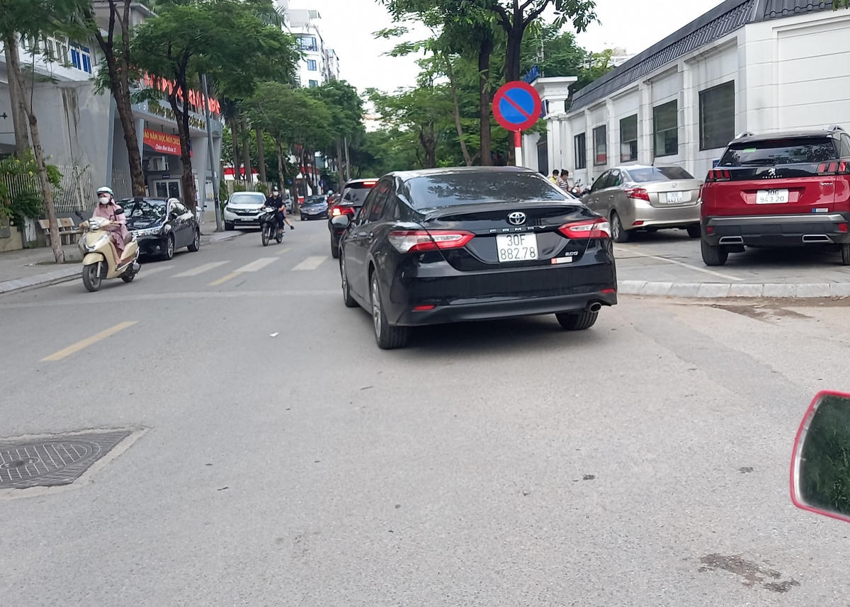 Hàng chục chiếc ô tô đỗ dưới lòng đường, vỉa hè trên đường Trương Công Giai.