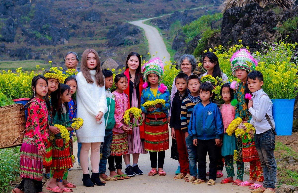 1-than-thuong-nhung-nu-cuoi-ben-hoa.jpg