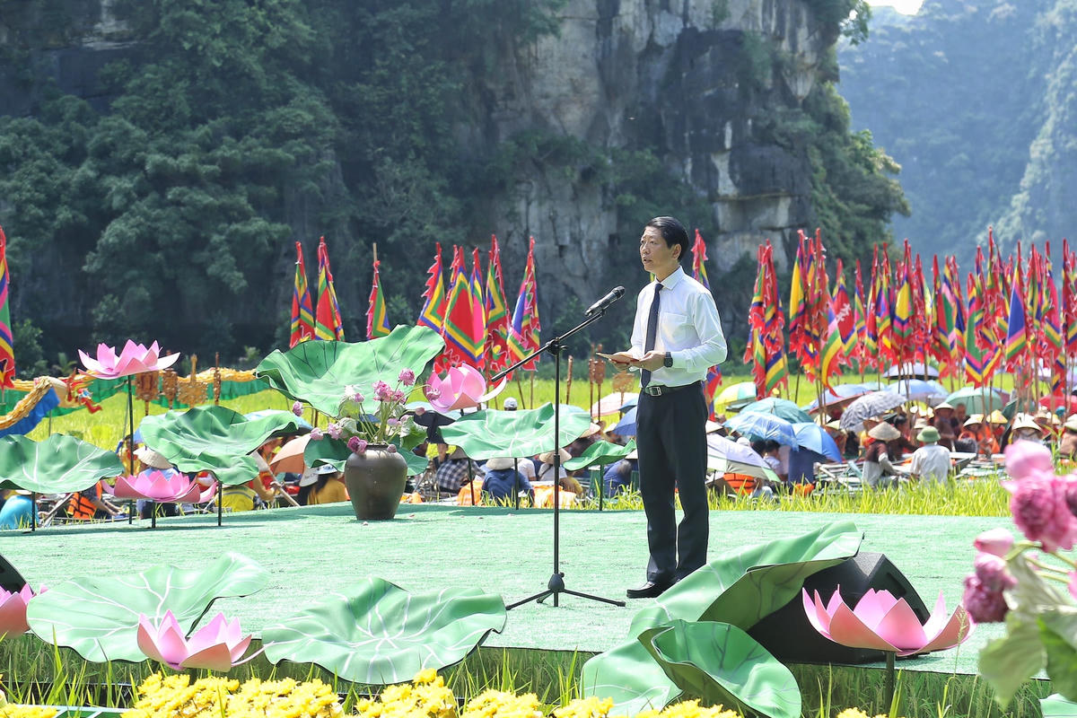 Ông Trần Song Tùng, Phó Chủ tịch UBND tỉnh Ninh Bình phát biểu tại tuần lễ du lịch Ninh Bình năm 2023.