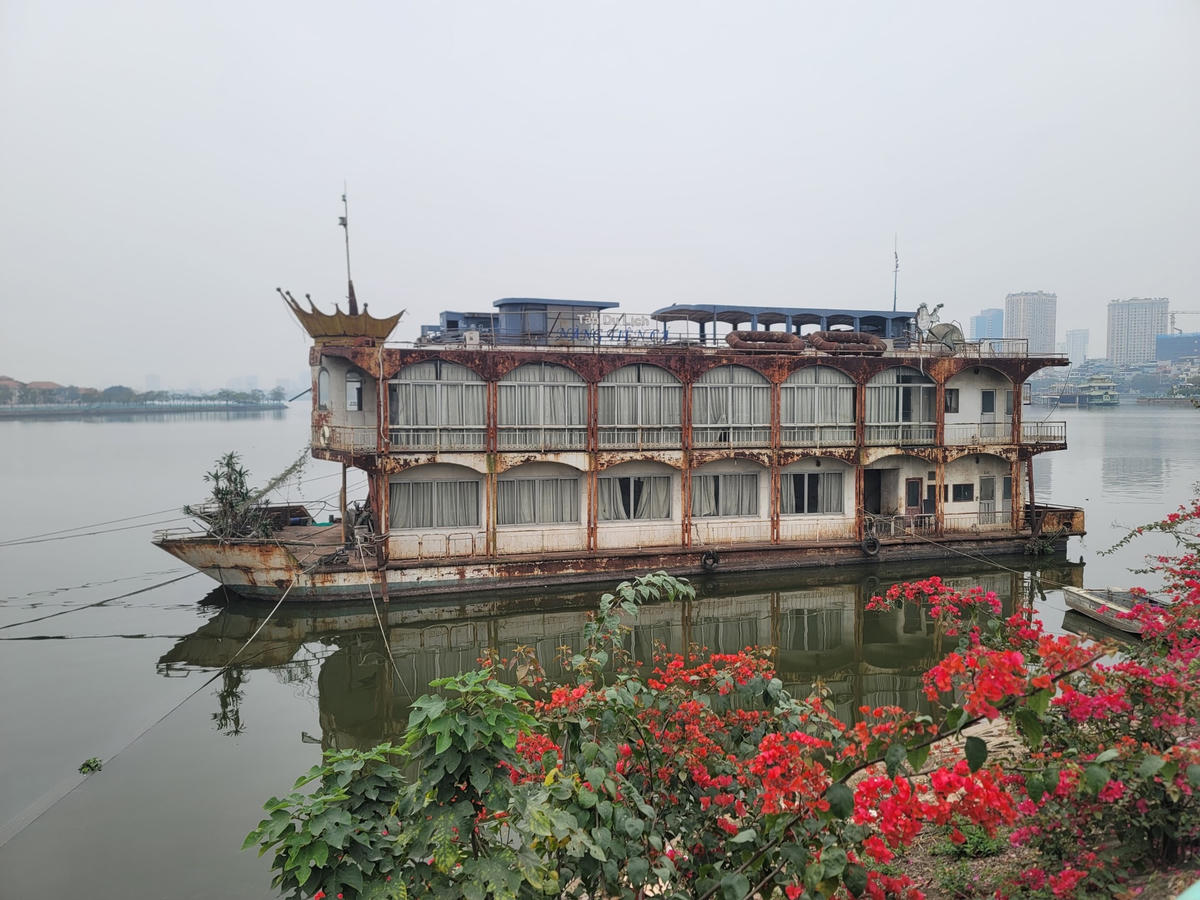 "Tàu ma" hoen rỉ , nhếch nhác gây mất mỹ quan Hồ Tây.