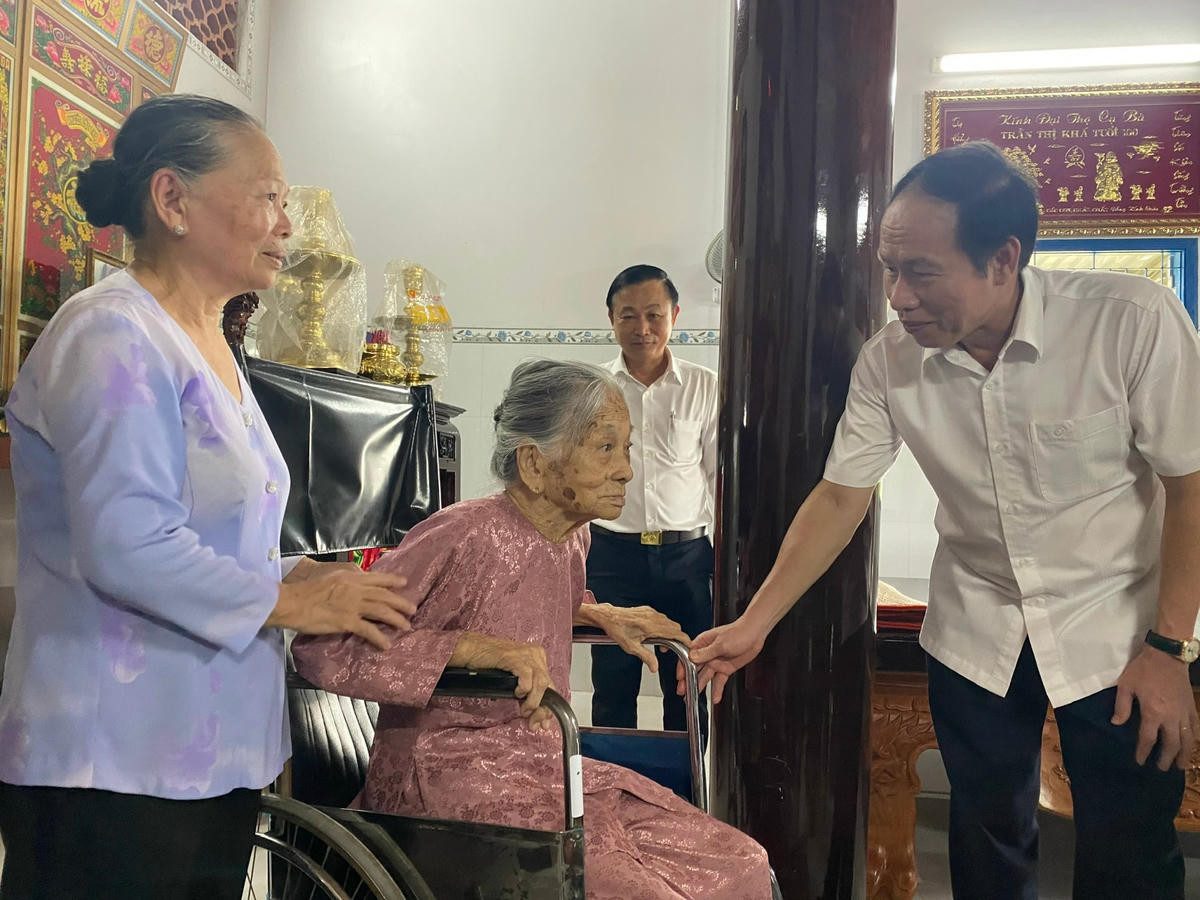 Phó Chủ tịch - Tổng Thư ký Lê Tiến Châu hỏi thăm sức khỏe Mẹ Việt Nam Anh hùng Trần Thị Khá.