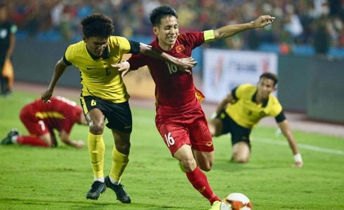 U23 Malaysia luôn tranh bóng quyết liệt trong từng pha bóng.