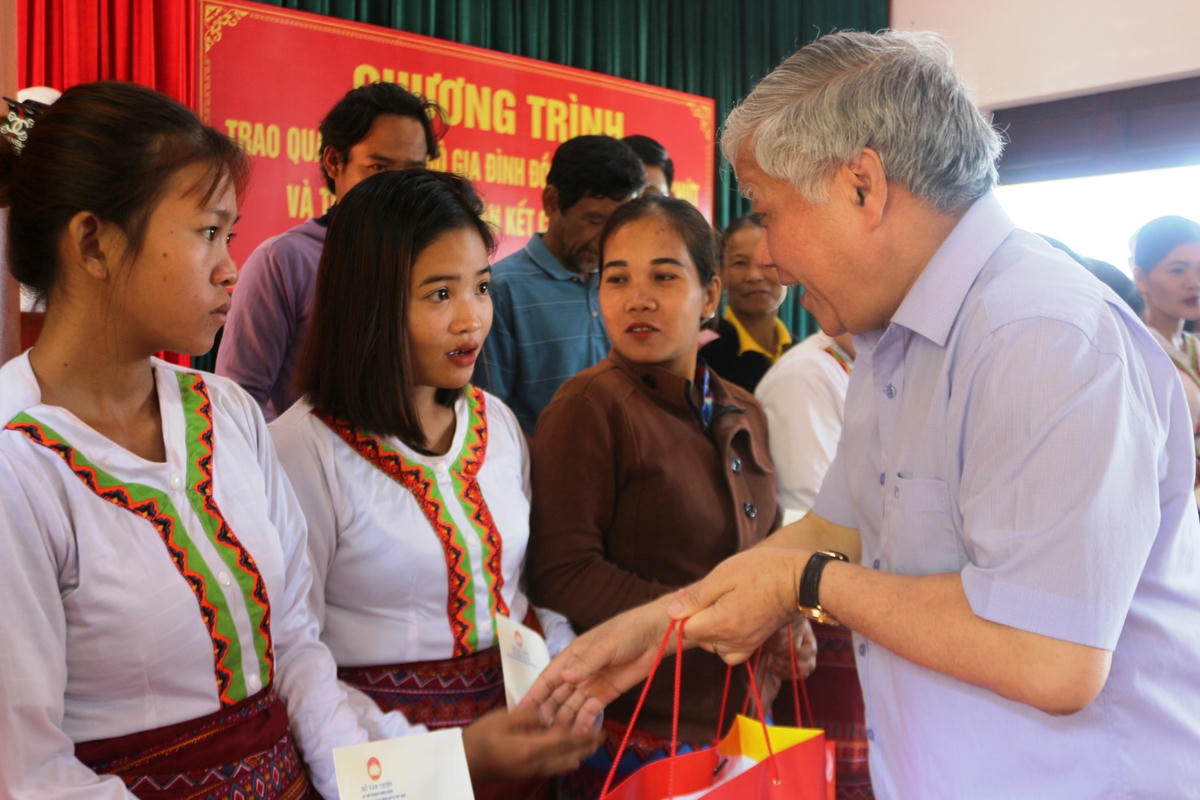 Chủ tịch UBTƯ MTTQ Việt Nam Đỗ Văn Chiến, Phó Trưởng Ban Thường trực Ban Dân vận Trung ương Phạm Tất Thắng tặng quà cho bà con.