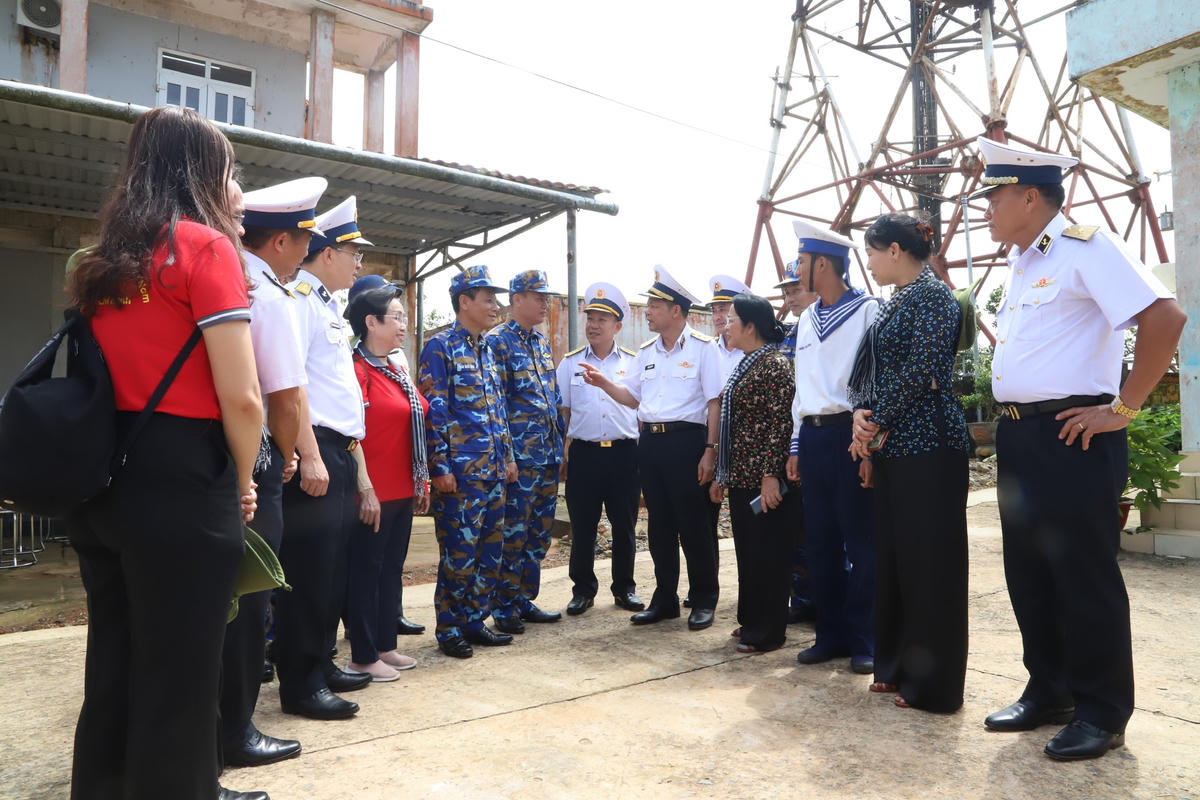 Tiếp đó, đoàn công tới thăm Trạm ra đa trên núi Thánh Giá ở Côn Đảo, cao hơn 500 mét so với mực nước biển. Đây cũng là một trong những địa điểm cao nhất vùng biển Tây Nam nằm ở huyện Côn Đảo.