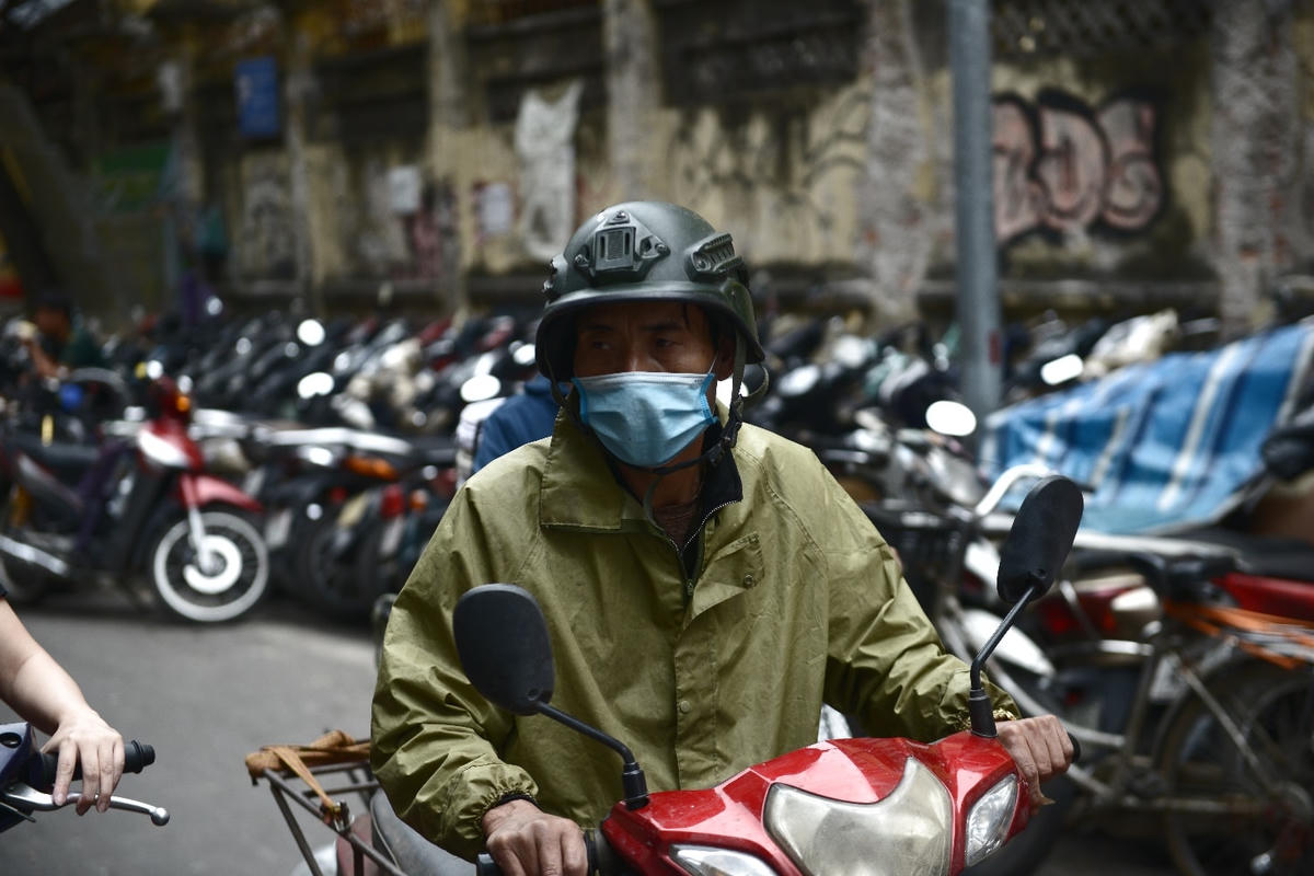 Người dân Hà Nội bất ngờ đón cái lạnh giữa mùa hè