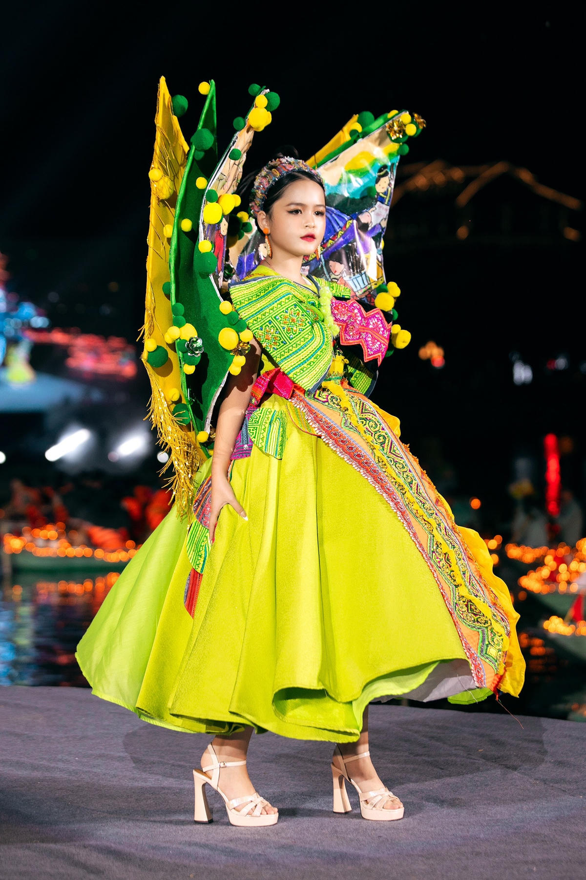 NTK Thạch Linh cho hay, trang phục mà Gia Hân mặc trình diễn trong Show Tinh hoa cố đô mang thông điệp  quyết tâm chạm đến ước mơ của những bạn nhỏ vùng cao.