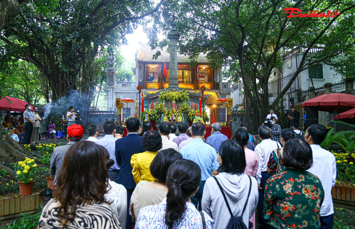 Sáng ngày 15/5/2022 (15/4 Âm lịch), UBND phường Hàng Trống, quận Hoàn Kiếm đã tổ chức Lễ dâng hương kỷ niệm 594 năm ngày Vua Lê Thái Tổ đăng quang (1428 – 2022) tại Đình Nam Hương.