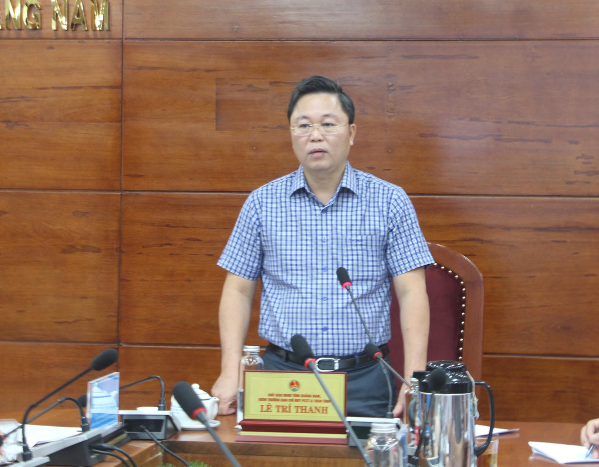 Ông Lê Trí Thanh, Chủ tịch UBND tỉnh Quảng Nam phát biểu tại cuộc họp.