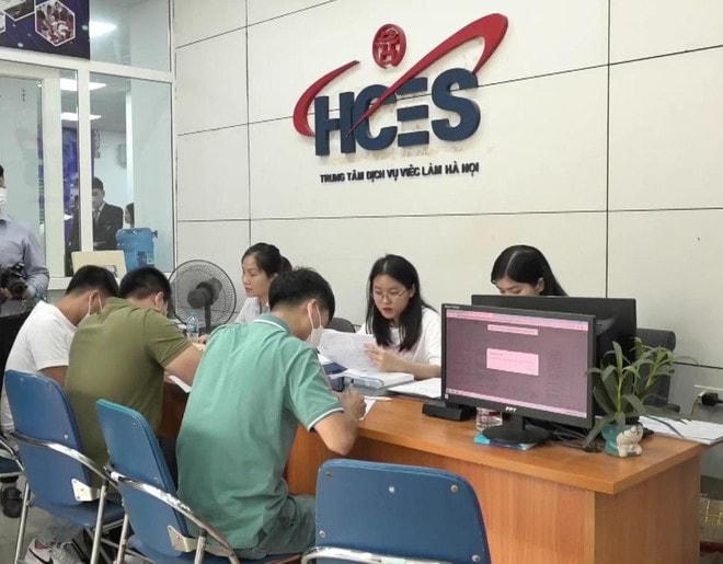 Các ứng viên tìm việc làm tại Sàn giao dịch việc làm tại Hà Nội.