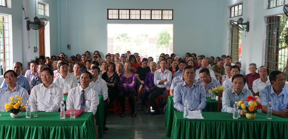 Các đại biểu tham dự Ngày hội Đại đoàn kết ở khu dân cư thôn Đông Dương.
