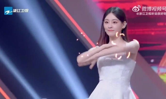 Diễn viên Chúc Tự Đan nhảy vũ điệu "See tình". 