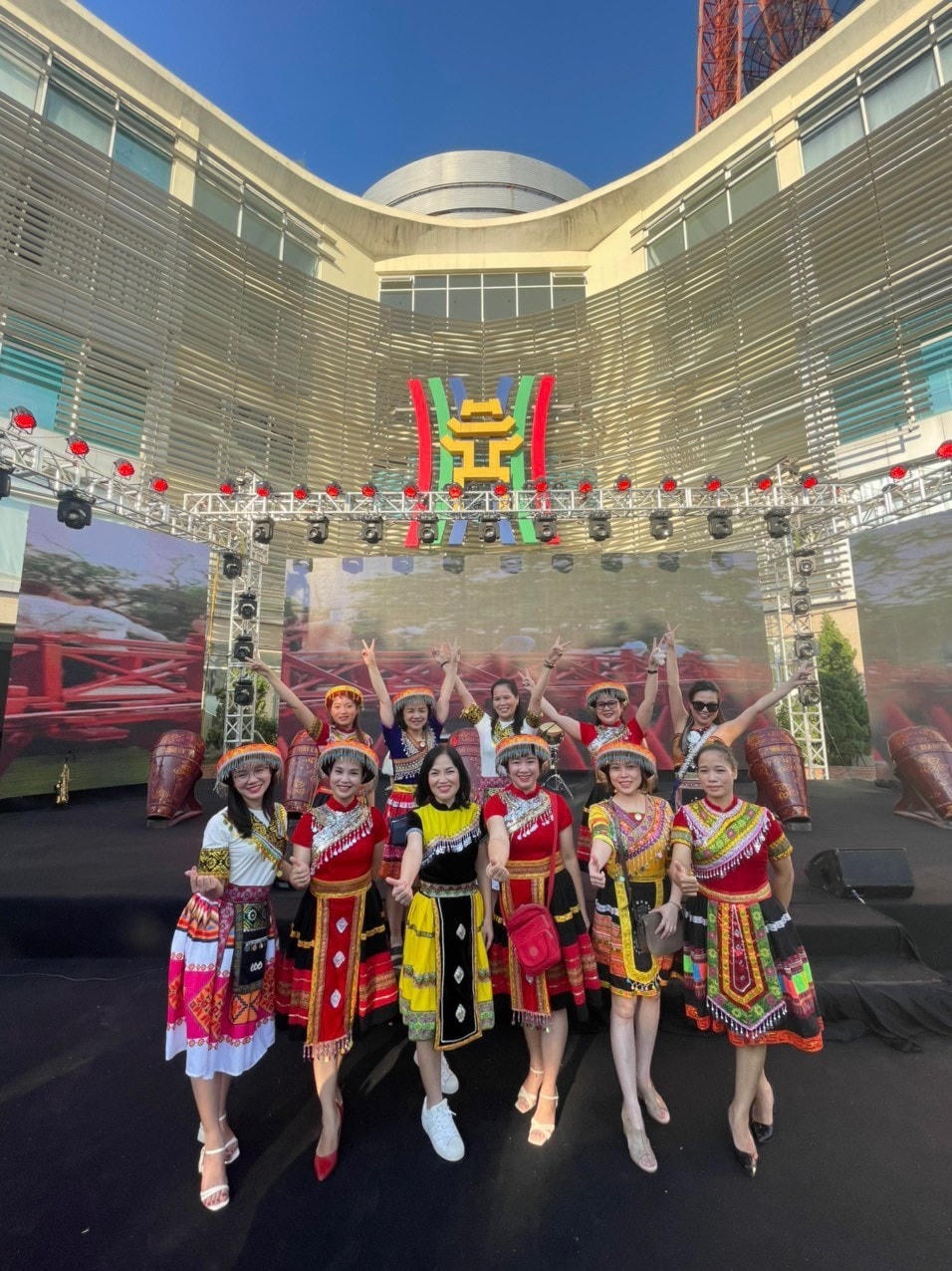 Các nữ cán bộ vui tươi, rực rỡ trong ngày kỷ niệm 68 năm thành lập.