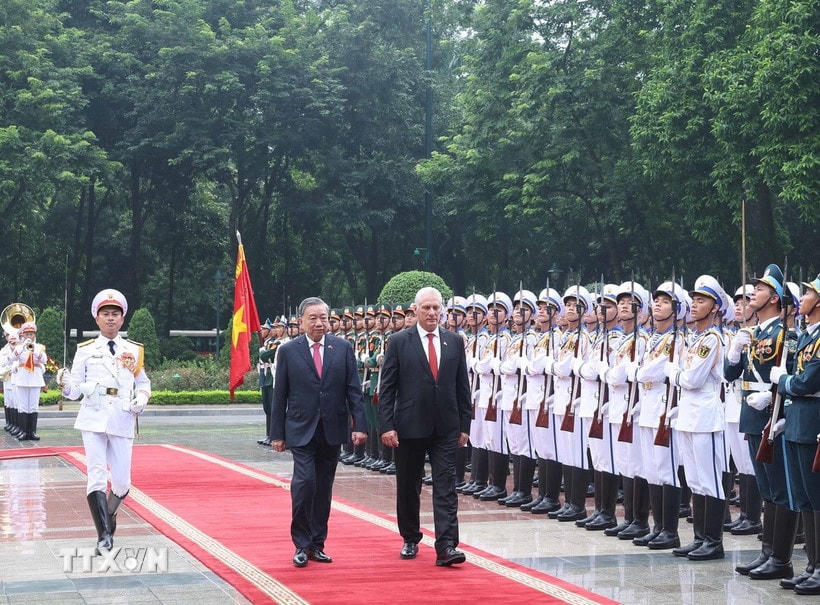 Tổng Bí thư Tô Lâm và Bí thư thứ Nhất, Chủ tịch nước Cuba Miguel Díaz-Canel Bermúdez duyệt Đội danh dự Quân đội Nhân dân Việt Nam. (Ảnh: Thống Nhất/TTXVN)