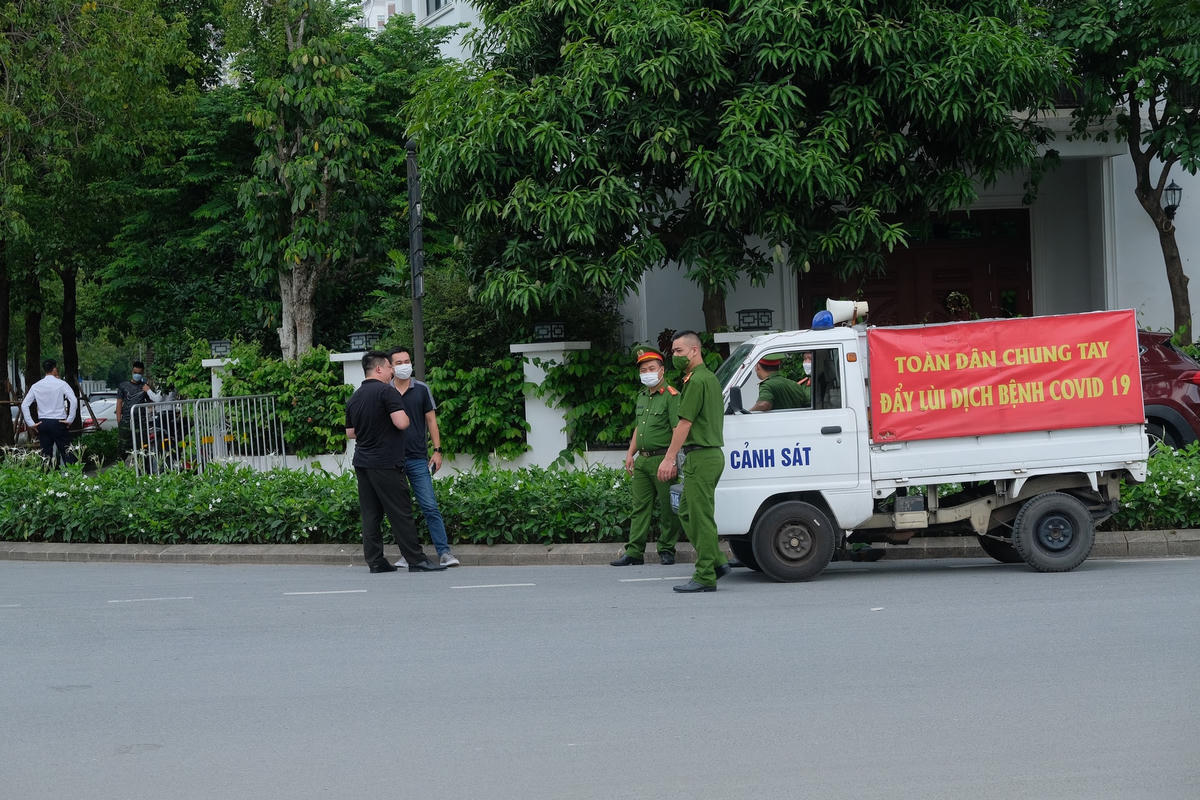 An ninh bên ngoài khu biệt thự được thắt chặt. Đến khoảng 17h ngày 7/6, lực lượng chức năng vẫn đang có mặt tại khu biệt thự để làm nhiệm vụ.