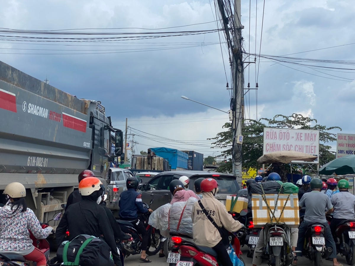 Dòng người xe chen lấn ước tính kéo dài vài cây số.