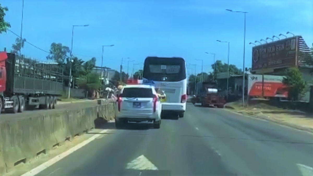 Xe khách cản trở đoàn xe ưu tiên. (Ảnh CA Quảng Ngãi). 