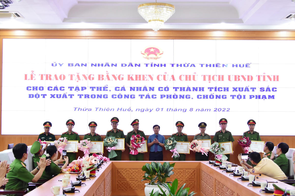 Ông Nguyễn Văn Phương, Chủ tịch UBND tỉnh Thừa Thiên - Huế trao tặng Bằng khen cho các tập thể, cá nhân có thành tích xuất sắc trong công tác phòng, chống tội phạm. Ảnh: N.M..
