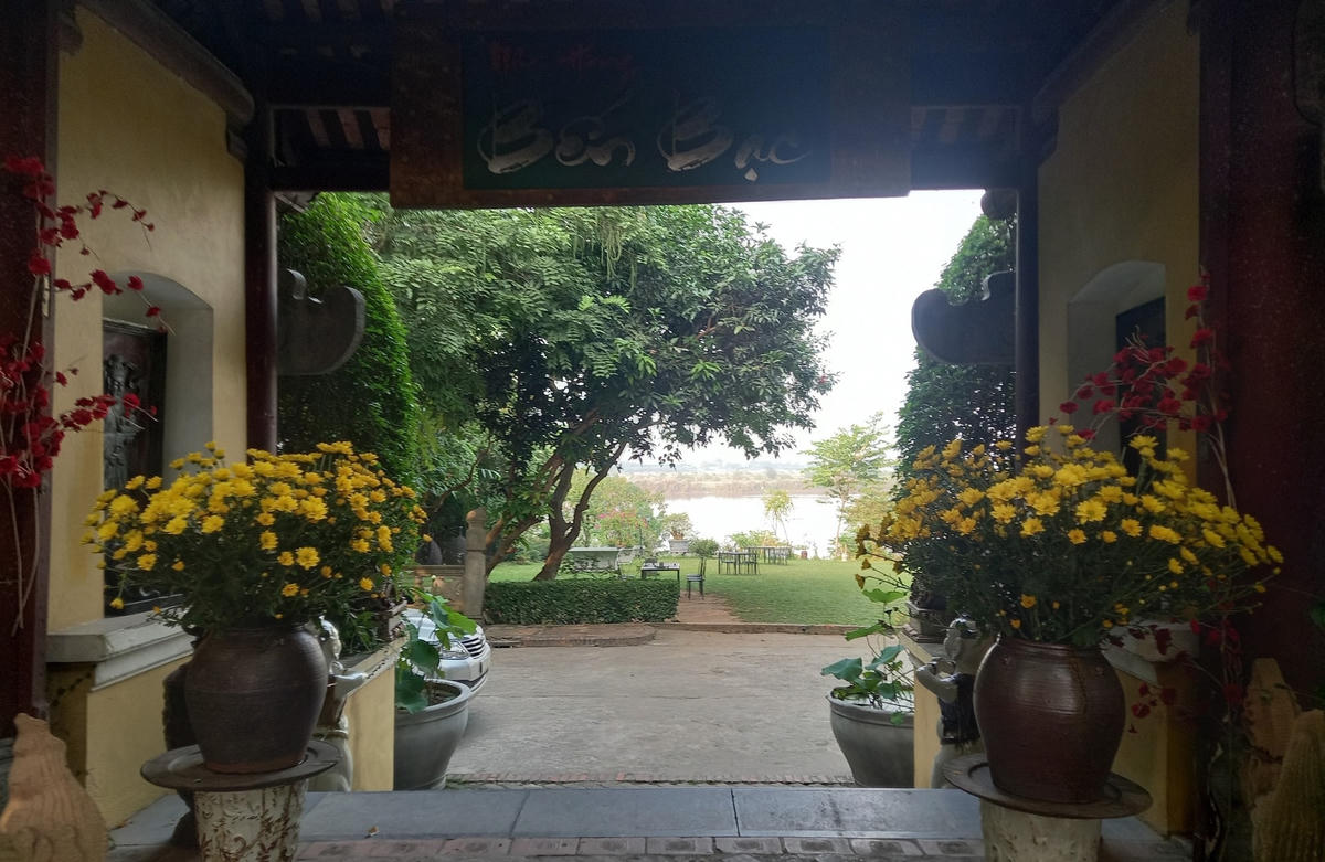 Ngoài ra, hàng nghìn mét vuông đất ngay hành lang thoát lũ sông Hồng được nhà hàng đổ đất san lấp mặt bằng để làm nơi trông xe, đặt bàn kinh doanh ăn uống ngoài trời.