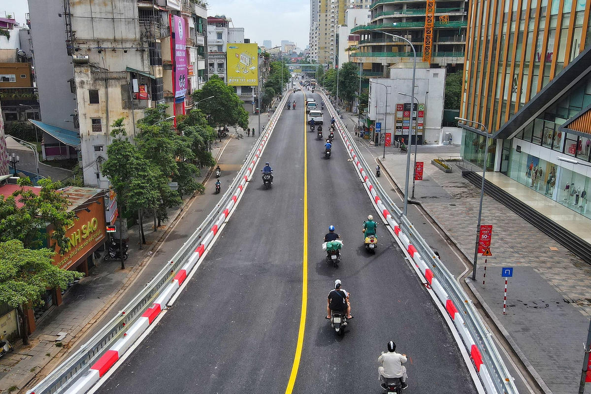 "Sau 4 ngày cầu vượt đi vào hoạt động, tôi thấy việc di chuyển đã dễ dàng, thuận lợi hơn. Vào giờ cao điểm cũng có xảy ra tình trạng ùn ứ, các phương tiện di chuyển chậm hướng về phía Chùa Bộc. Song, tình trạng này chỉ diễn ra chừng 30 phút là tuyến đường này lại thông thoáng", chị Linh cho hay.