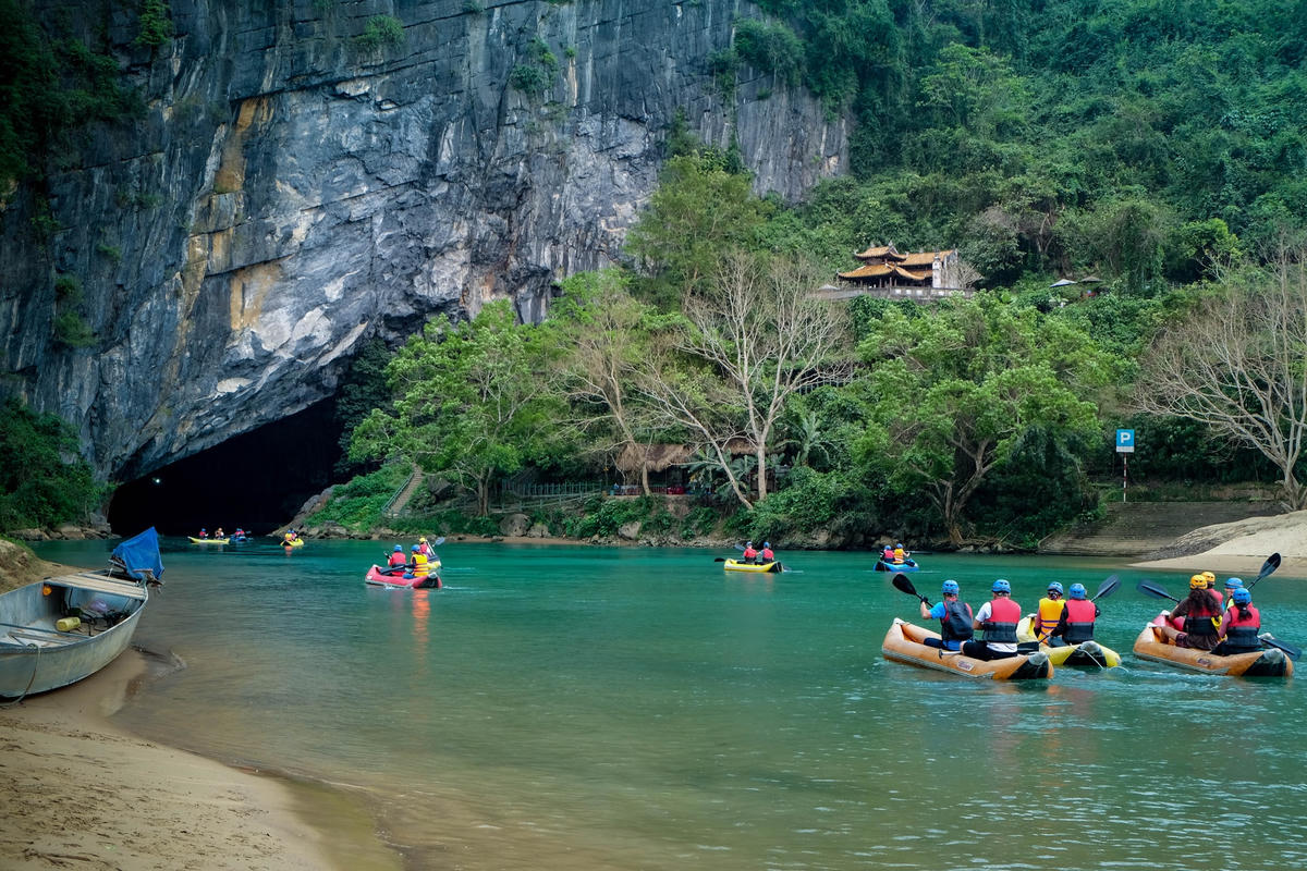 Cửa động Phong Nha.