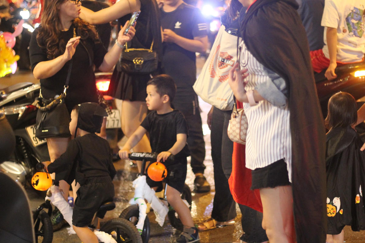 Nhiều bạn trẻ thay đổi với các giao diện khác nhau, tạo nên không khí đặc biệt cho đêm Halloween.