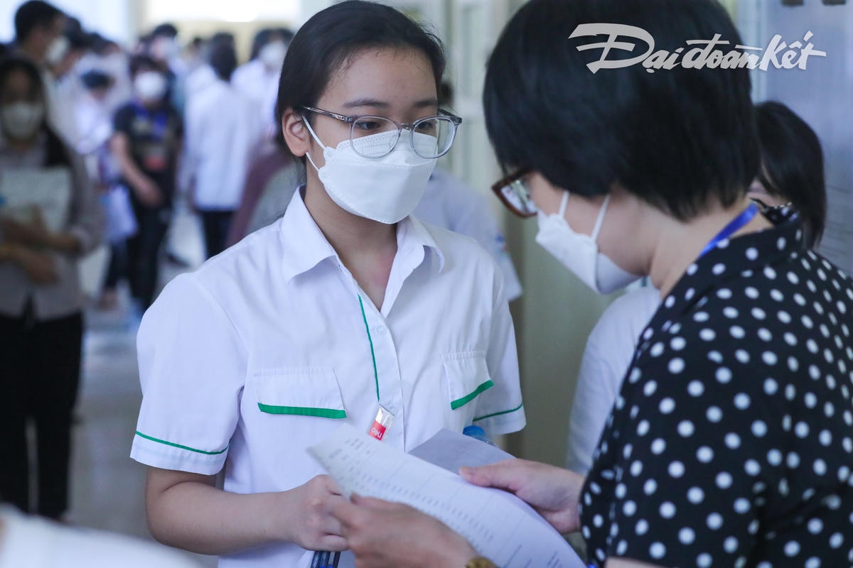 Phụ huynh Hà Nội đứng ngồi không yên chờ đợi con thi vào lớp 10