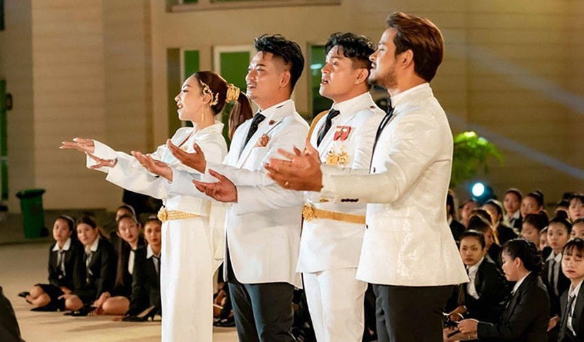 4 ngôi sao ca nhạc thực hiện chủ đạo bài hát "Tự hào Campuchia" trong đêm khai mạc. Ảnh: The Phnom Penh Post.