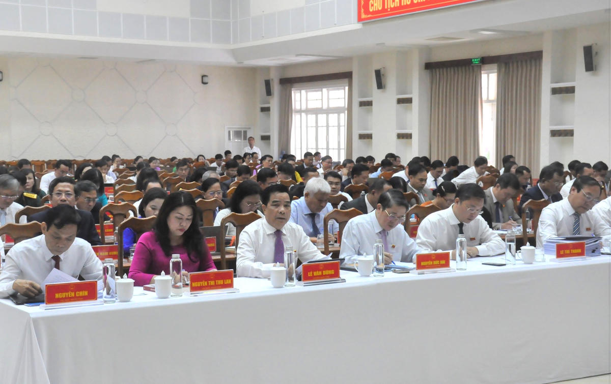 Các đại biểu tham dự kỳ họp thứ 15, HĐND tỉnh Quảng Nam, khóa X.
