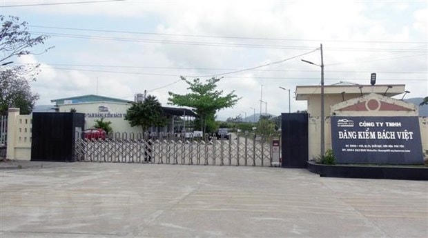 Cơ quan Cảnh sát điều tra Công an tỉnh Phú Yên phong tỏa trung tâm đăng kiểm xe cơ giới 78-02D Phú Yên để khám xét. Ảnh: Xuân Triệu/TTXVN. 