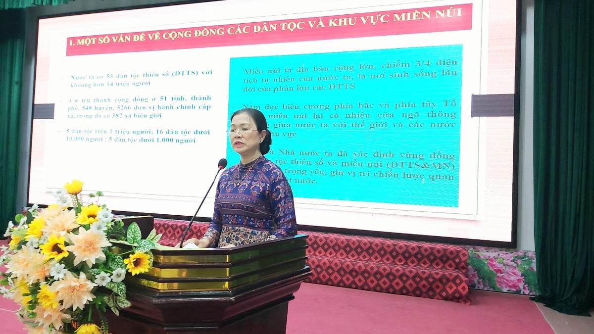 Bà Trương Thị Ngọc Ánh, Phó Chủ tịch UBTƯ MTTQ Việt Nam dự và trao đổi Chuyên đề về "Một số nội dung cơ bản về Dân tộc – chủ trương đường lối của Đảng, chính sách pháp luật của Nhà nước về công tác dân tộc" tại Hội nghị.