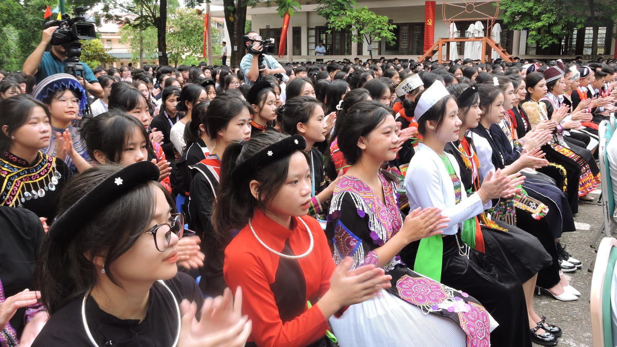 Trường phổ thông Vùng cao Việt Bắc có 900 học sinh lớp 10.