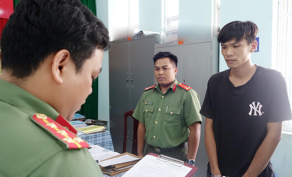 Phòng ANĐT Công an tỉnh An Giang tống đạt các Quyết định và Lệnh bắt tạm giam bị can Lâm Thiện Nhật.